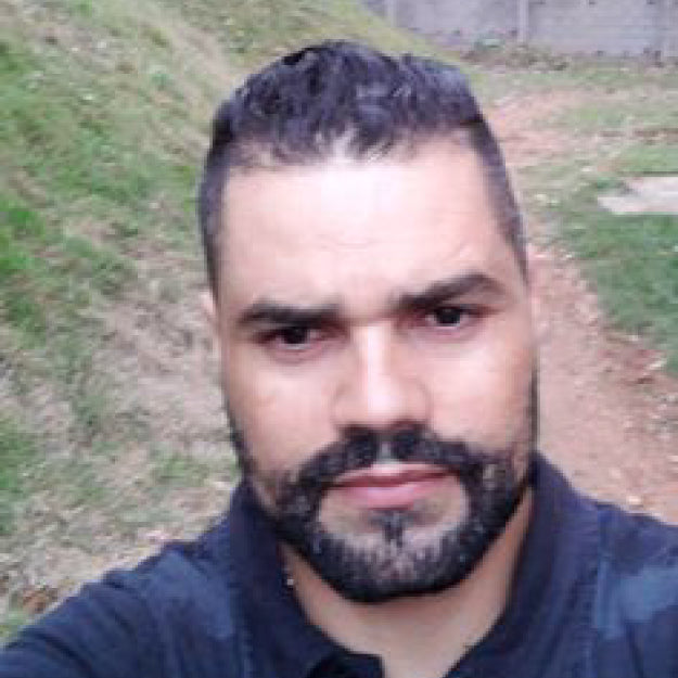 files/Foto_perfil_resena_d12e5195-e27c-4f3d-8dd0-d885b83e9b71.webp